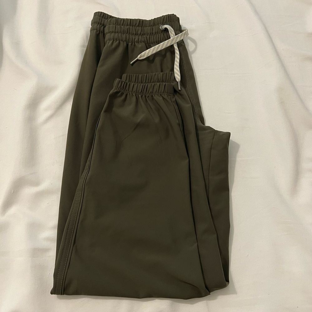 Hunter green vuori joggers. Only worn a handful of times look new.